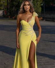 Finden Sie bei Thekleid.de Designer Abendkleider Lang Gelb online. Abiballkleider mit Glitzer nach maß zum abiball gehen.