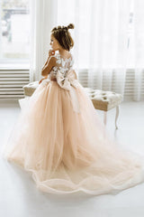 Finden sie Schöne Designer Rosa Blumenmädchenkleider online bei babyonlinedress.de. Kinder Kleider mit Spitze nach maß Aus tülle zur Hochzeit gehen.