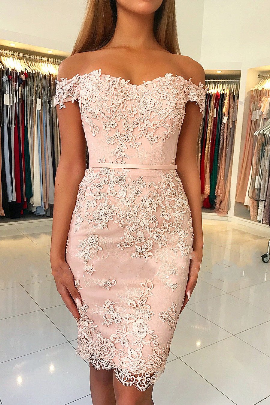 Hier können Sie bei Thekleid.de Schlichte Cocktailkleider Kurz online kaufen. Spitze Mini Abendkleider Günstig für Sie mit nach Maße anfertigen service.