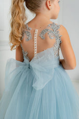 Suchen Sie Schlichte Blumenmädchenkleider Blau online bei babyonlinedress.de. Kinder Hochzeitskleider mit Spitze aus Tüll zur Hochzeit gehen.