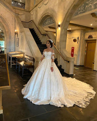 Finden Sie bei babyonlinedress.de Extravagante Brautkleid Mit Ärmel online. Prinzessin Hochzeitskleider mit Spitze für Sie zur Hochzeit gehen.