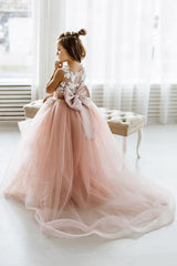 Finden sie Schöne Designer Rosa Blumenmädchenkleider online bei babyonlinedress.de. Kinder Kleider mit Spitze nach maß Aus tülle zur Hochzeit gehen.