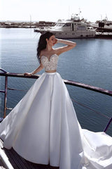 hier können Sie 2021 Weiße Hochzeitskleider Mit Spitze A Linie online bei babyonlinedress.de kaufen. Brautkleider Mit Schleppe online für Sie zur Hochzeit.