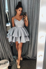 Finden Sie bei Thekleid.de Silber Cocktailkleider Kurz online. Abiballkleider Günstig Online mit hocher Qualität bekommen.