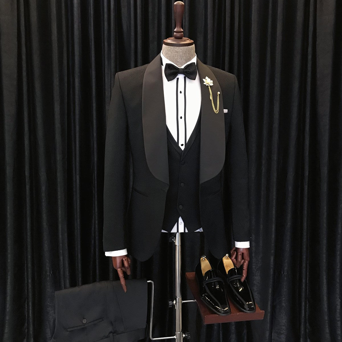 Alfred Chic Black Three Pieces Shawl Lapel Wedding Men suits