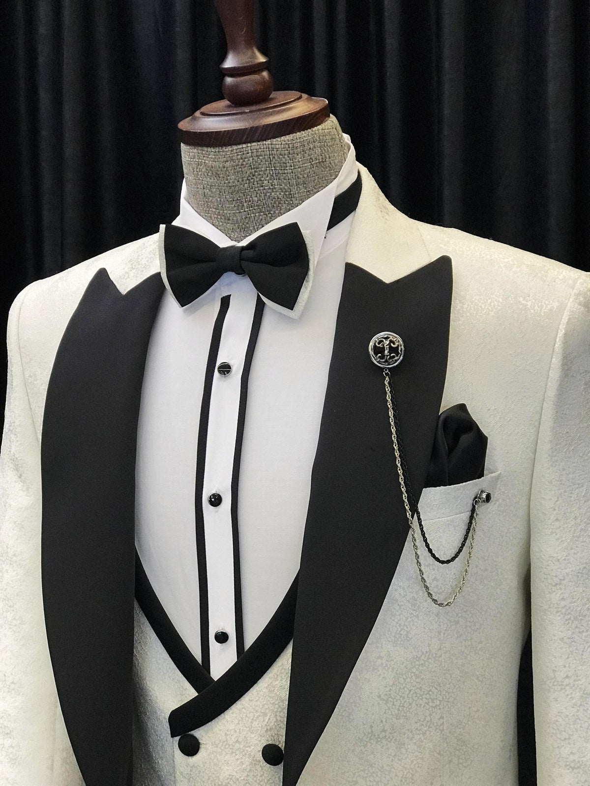 Alvin New Arrival White Jacquard Three Pieces Wedding Suits With Black Peaked Lapel