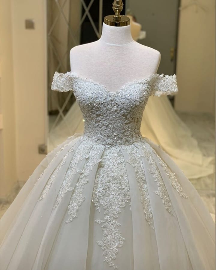 Hier können Sie Elegante Brautkleider mit Spitze  online bei babyonlinedress.de kaufen. Hochzeitskleid A Linie Online für Sie zur Hochzeit gehen.