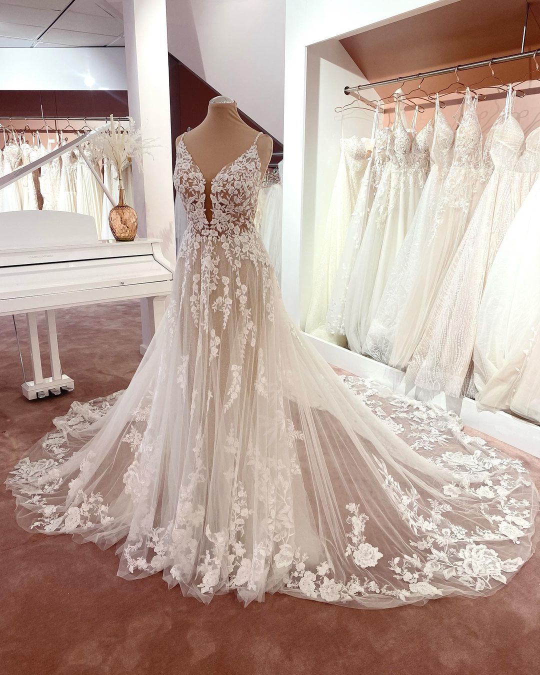 Bestellen Sie bei babyonlinedress.de Wunderschöne Brautkleider A Linie Spitze online. Hochzeitskleider Günstig Online maß geschneidert kaufen.