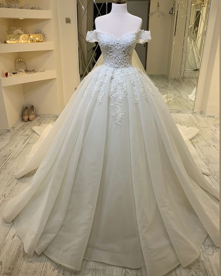 Hier können Sie Elegante Brautkleider mit Spitze  online bei babyonlinedress.de kaufen. Hochzeitskleid A Linie Online für Sie zur Hochzeit gehen.