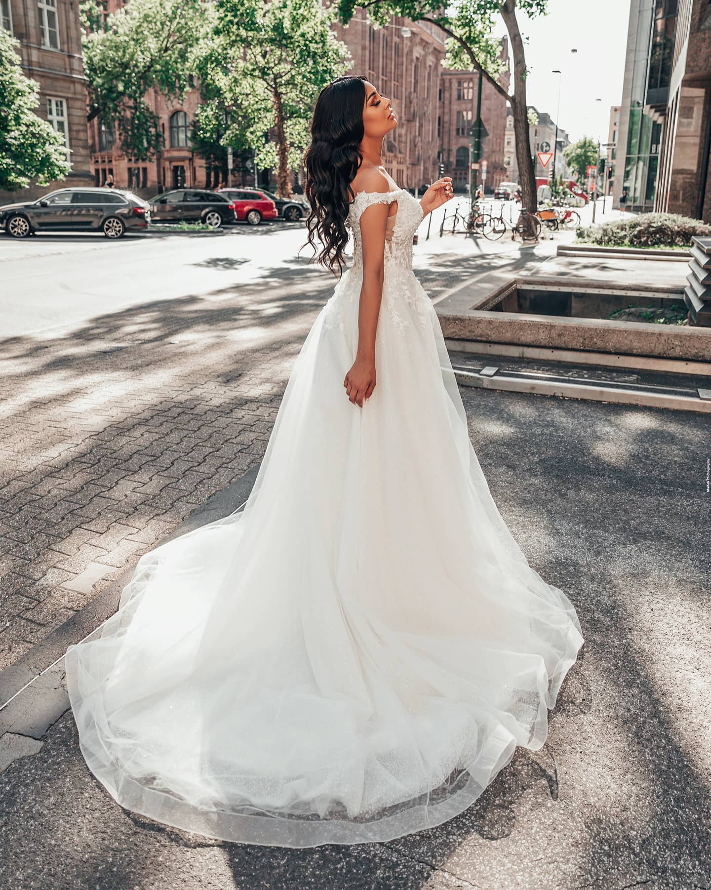 Suchen sie Schlichtes Brautkleid V Ausschnitt online bei babyonlinedress.de. Hochzeitskleider A Linie Spitze nach maß zur Hochzeit gehen.