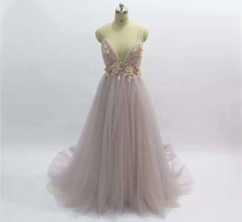 Laden Sie das Bild in den Galerie-Viewer, Designer Ihrer Schlichte Brautkleid A linie online. Hier können Sie  Sommer Tüll kleider Hochzeit bei babyonlinedress.de kaufen.
