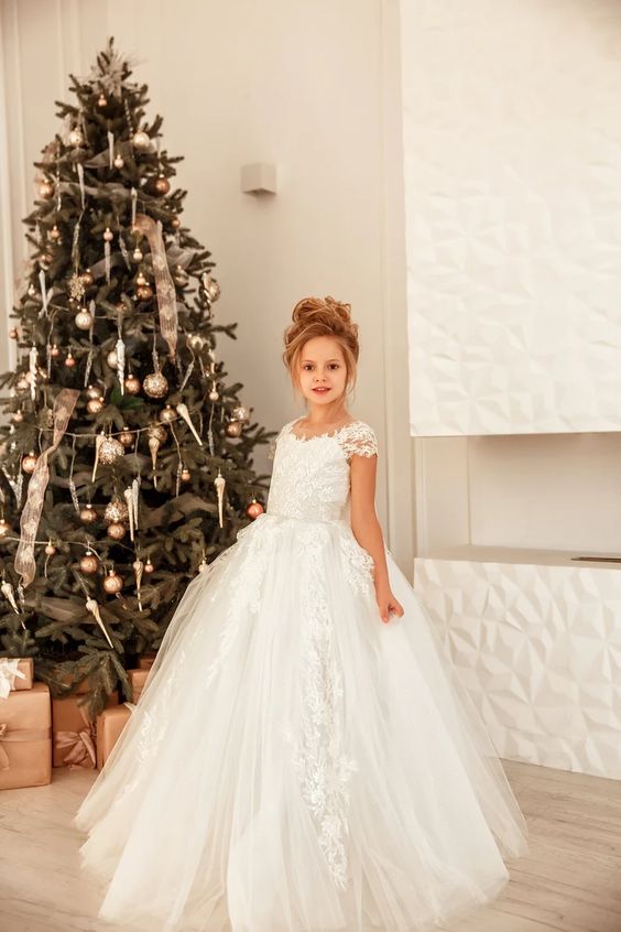 Bestellen Sie Schöne Blumenmädchenkleider mit Spitze online bei babyonlinedress.de. Kinder Hochzeitskleider aus Tüll maß geschneidert kaufen.