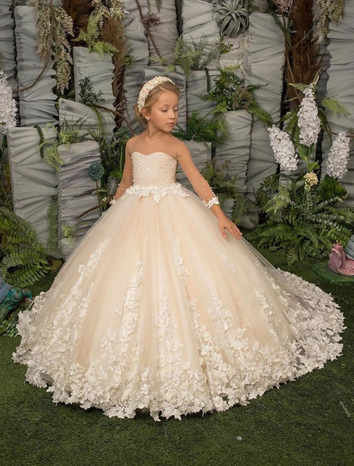 Kaufen Sie Prinzessin Blumenmädchenkleider Günstig online bei babyonlinedress.de. Kleider für Blumenmädchen nach maß zur Hochzeit gehen.