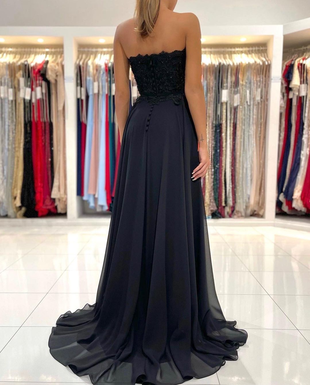 Hier können Sie Schlichte Abendkleider Lang Schwarz online bei Thekleid.de suchen. Abiballkleider mit Spitze nach maß aus chiffon zum abiball gehen.