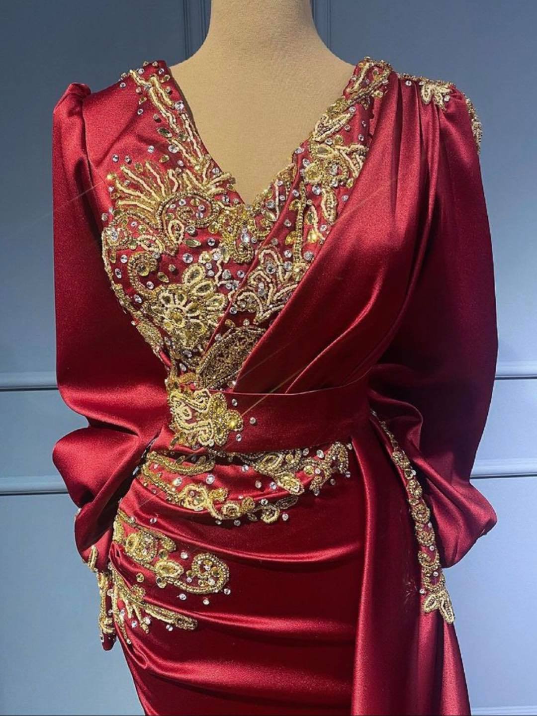 Finden Sie bei Thekleid.de Rote Abendkleider Mit Ärmel online. Elegante Abiballkleider Lang Günstig für Sie zum Abiball gehen.