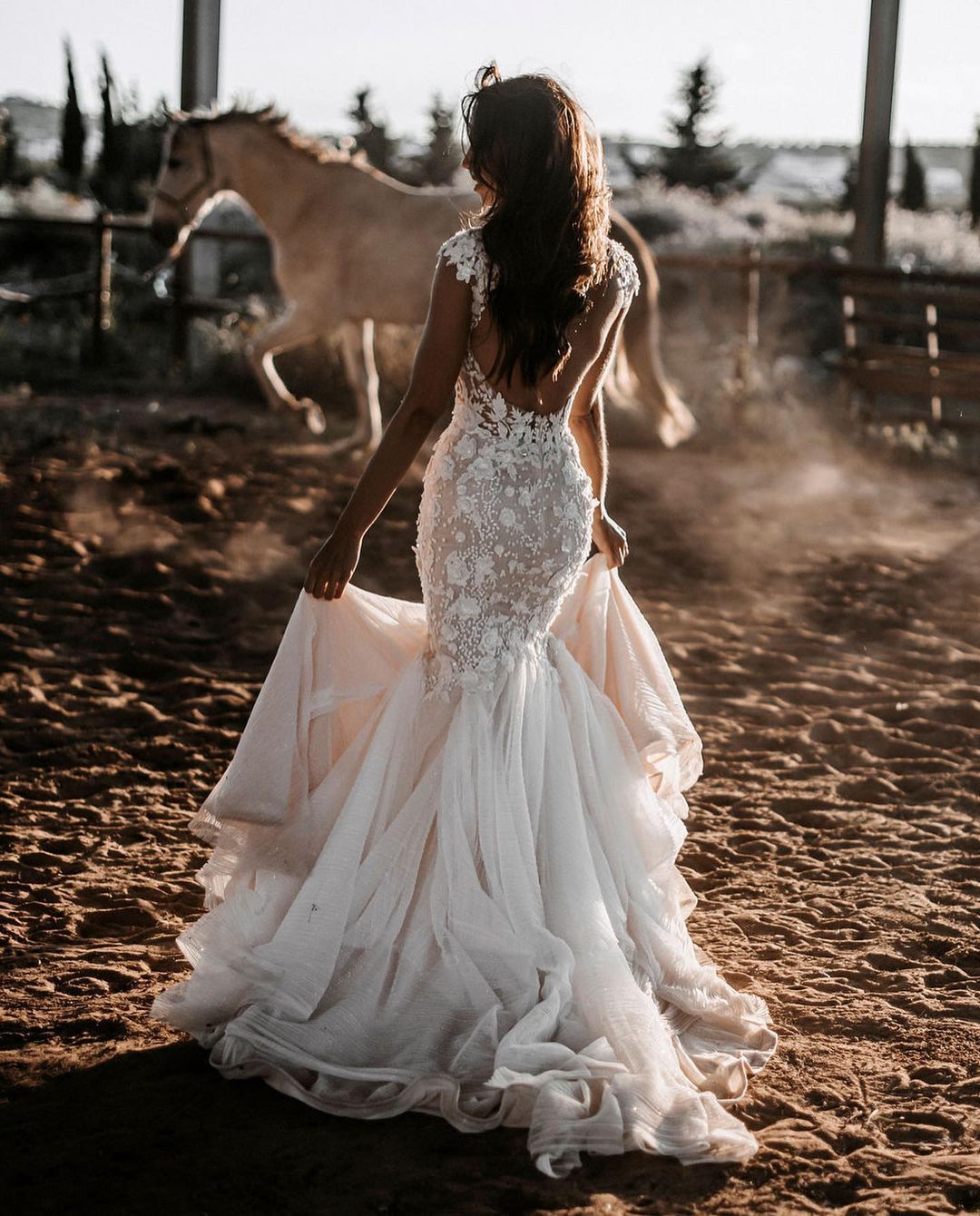 Suchen Sie bei babyonlinedress.de Elegante Hochzeitskleider mit Spitze online. Brautkleid Meerjungfrau aus tüll zur Hochzeit gehen.