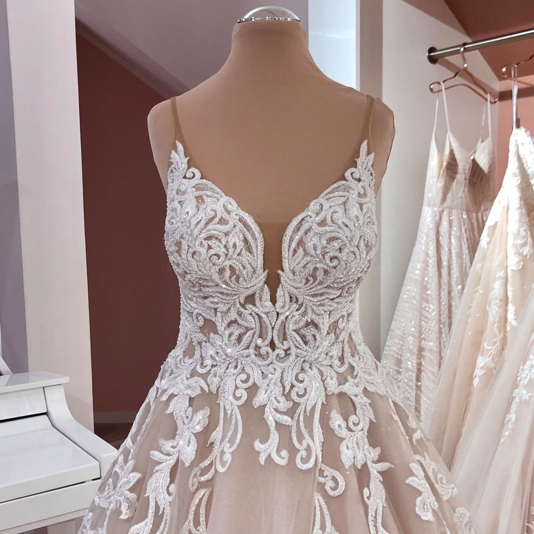 Suchen Sie Designer Hochzeitskleider A Linie online bei babyonlinedress.de.  Brautkleid V Ausschnitt Spitze für Sie zur Hochzeit gehen.