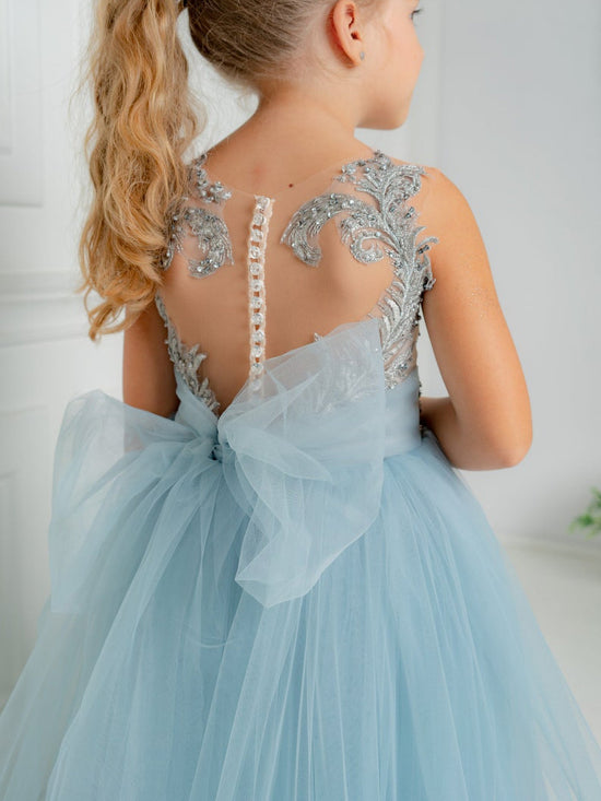 Suchen Sie Schlichte Blumenmädchenkleider Blau online bei babyonlinedress.de. Kinder Hochzeitskleider mit Spitze aus Tüll zur Hochzeit gehen.