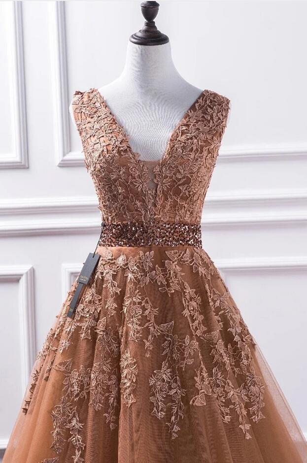 Finden Sie Elegante Abendkleid Lang V Ausschnitt online bei Thekleid.de. Ballkleider mit Spitze für Sie maß geschneidert kaufen.