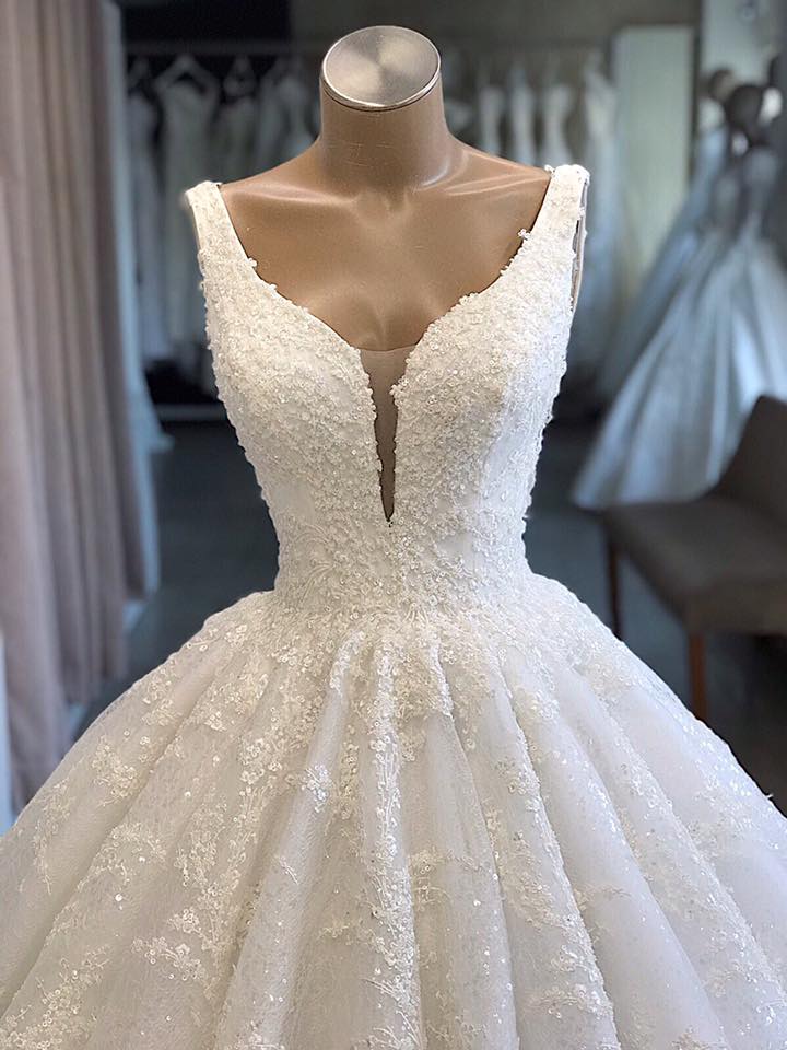 Laden Sie das Bild in den Galerie-Viewer, Hier können Sie Moderne Prinzessin Brautkleid Weiß online bei babyonlinedress.de. Hochzeitskleid Mit Spitze für Sie zur Hochzeit.
