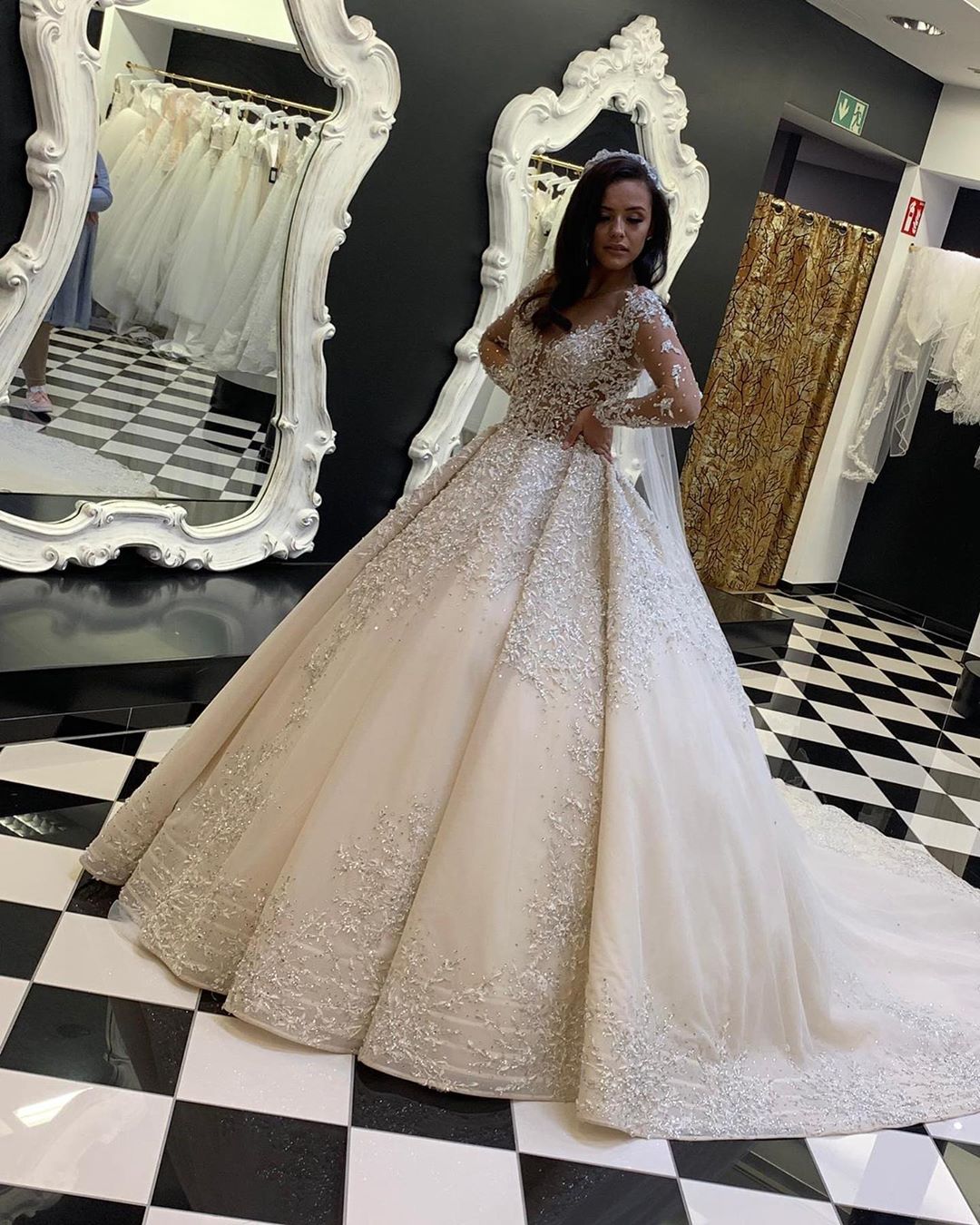 Hier können Sie Luxus Hochzeitskleider mit Spitze online bei babyonlinedress.de kaufen. Brautkleider mit Ärmel Online für Sie nach maß Anfertigen.