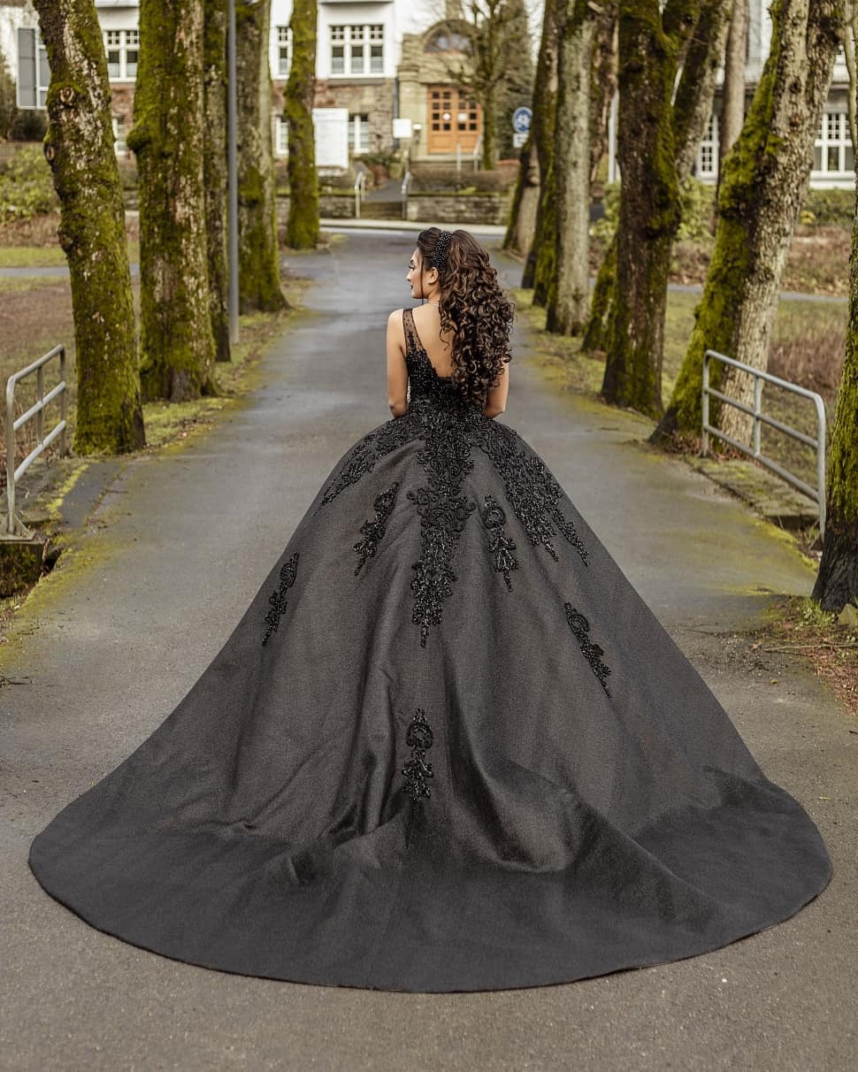 Bestellen Sie Schwarzes Hochzeitskleid Prinzessin, Ausgefallene Brautmode online bei Babyonlinedress.de.mit günstigen preis online kaufen.