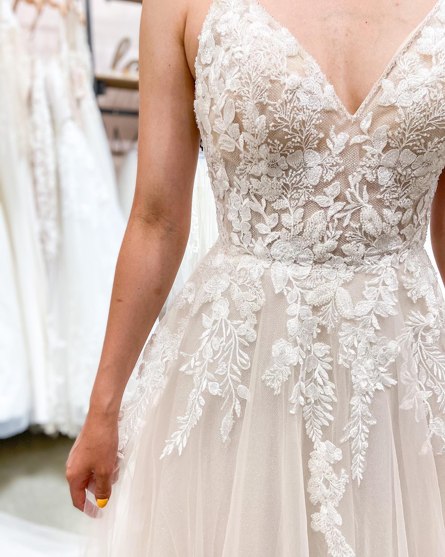 Finden Sie Schlichte Hochzeitskleider Mit Spitze online bei babyonlinedress.de. A Linie Brautkleider aus Tüll maß geschneidert kaufen.