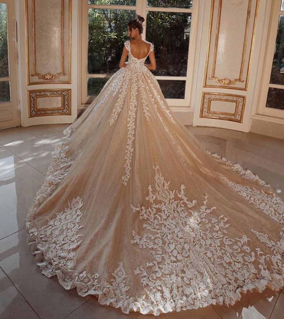 Kaufen Sie Luxus Hochzeitskleider Lang Glitzer online bei babyonlinedress.de. Brautkleider Prinzessin mit Spitze für Sie nach maß zur Hochzeit gehen.