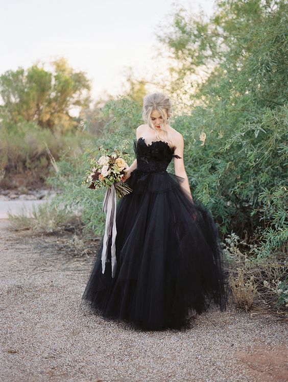 Bestellen Sie Schwarzes Hochzeitskleid A Linie bei babyonlinedress.de. Tülle Brautkleider Online mit hocher qualität bekommen.