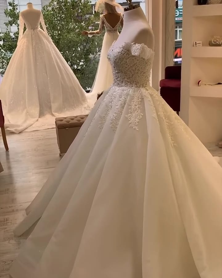 Hier können Sie Elegante Brautkleider mit Spitze  online bei babyonlinedress.de kaufen. Hochzeitskleid A Linie Online für Sie zur Hochzeit gehen.