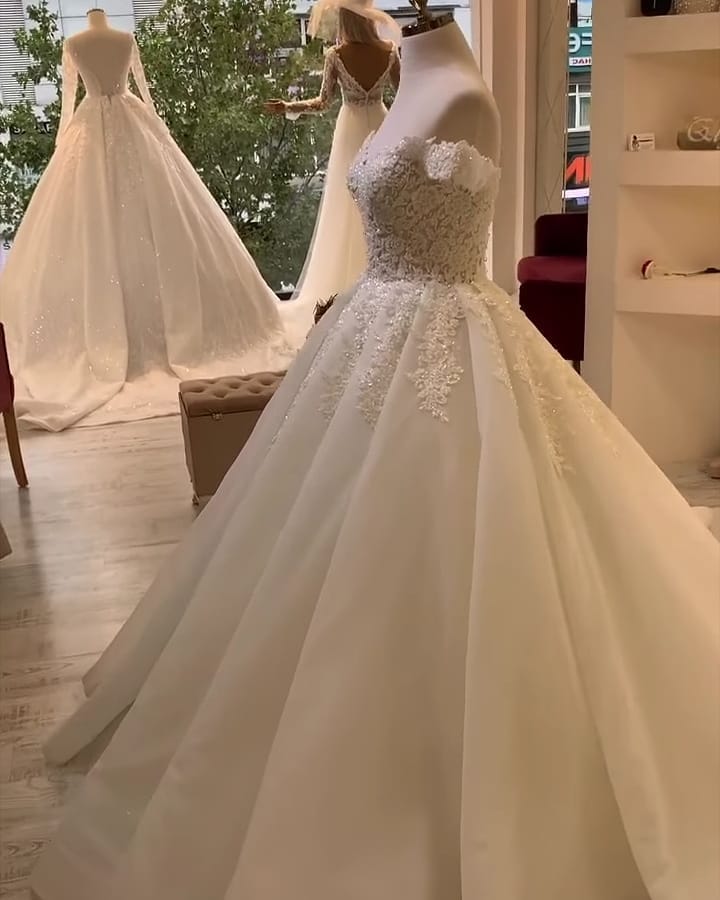 Laden Sie das Bild in den Galerie-Viewer, Hier können Sie Elegante Brautkleider mit Spitze  online bei babyonlinedress.de kaufen. Hochzeitskleid A Linie Online für Sie zur Hochzeit gehen.
