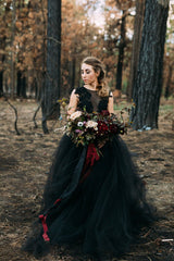 kaufen Sie bei babyonlinedress.de Schwarze Hochzeitskleider Prinzessin online. Brautkleid mit Spitze für sie nach maß zur Hochzeit gehen.
