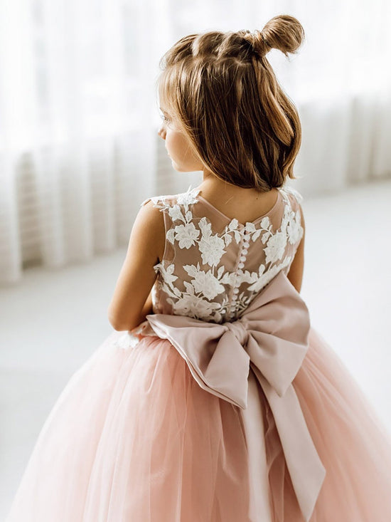 Laden Sie das Bild in den Galerie-Viewer, Finden sie Schöne Designer Rosa Blumenmädchenkleider online bei babyonlinedress.de. Kinder Kleider mit Spitze nach maß Aus tülle zur Hochzeit gehen.
