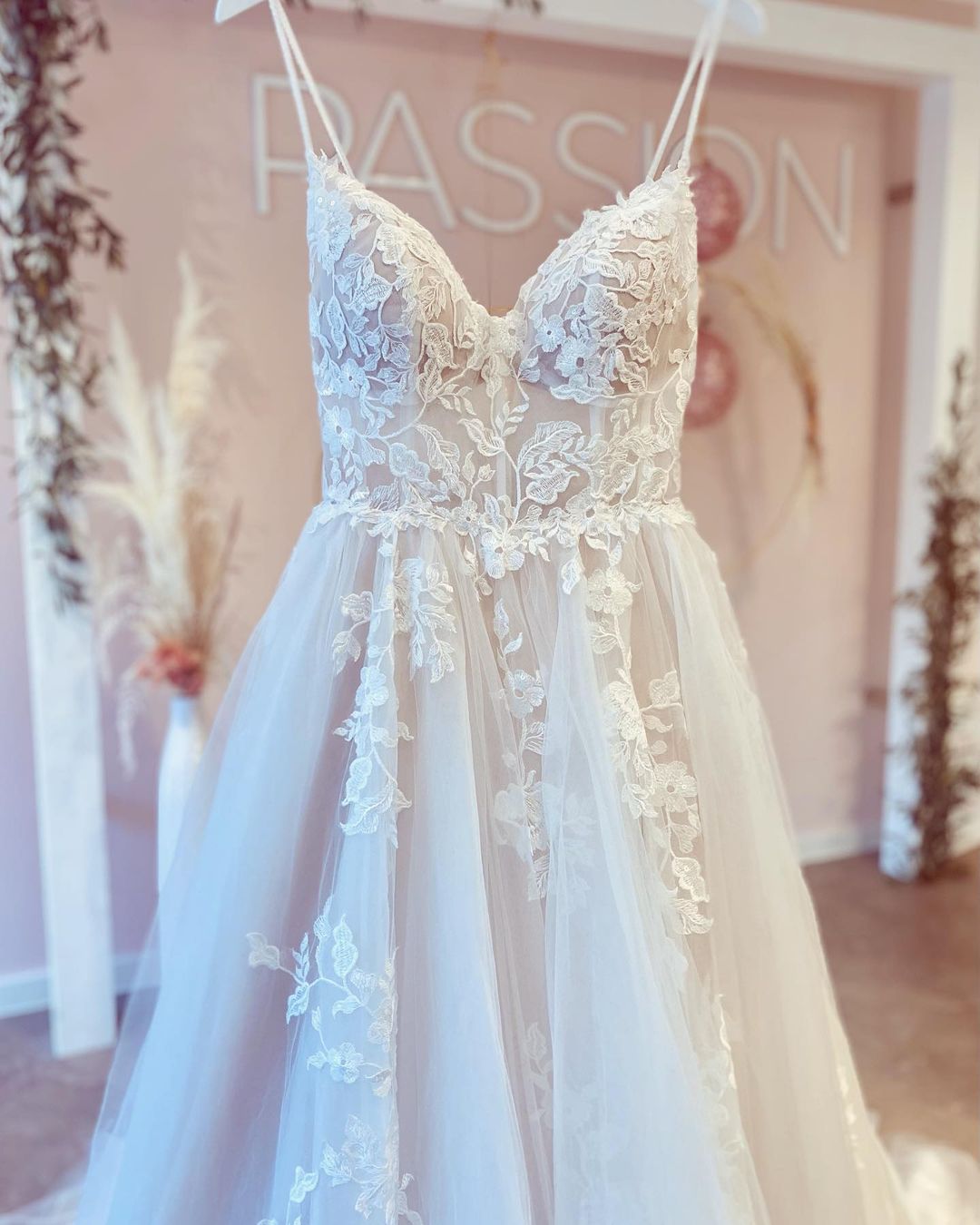 Suchen Sie bei babyonlinedress.de Designer Hochzeitskleider mit Spitze. Brautkleider A Linie nach maß und mit hocher Qualität Kaufen