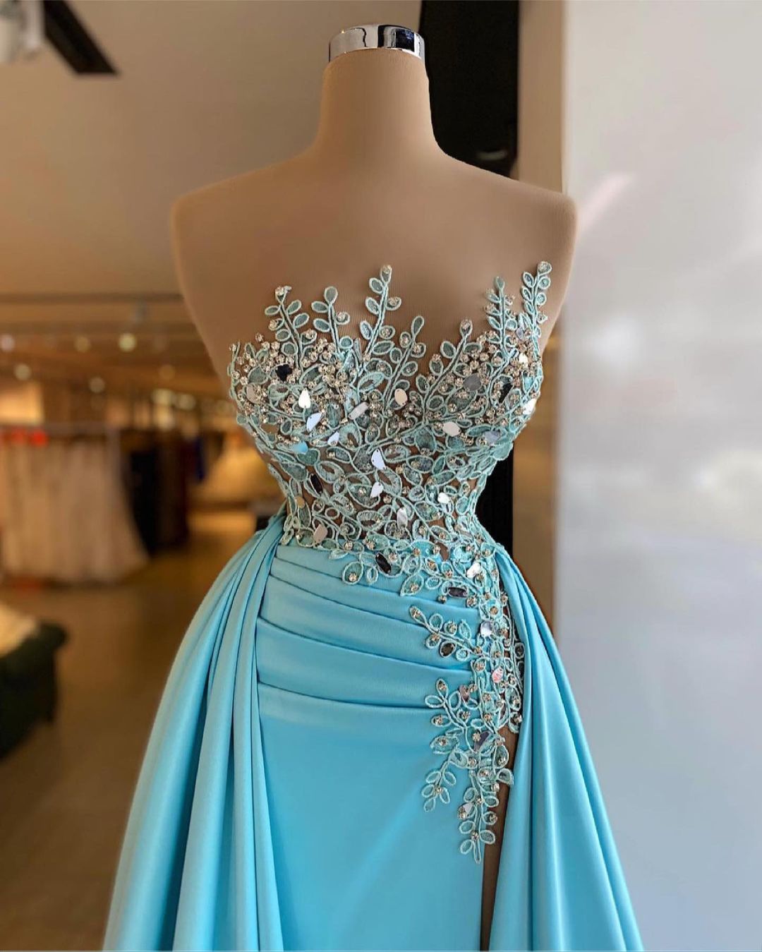 Kaufen Sie Blaues Abiballkleid Mit Glitzer online bei Thekleid.de. Abendkleider Lang Spitze aus elastic satin zum abiball gehen.