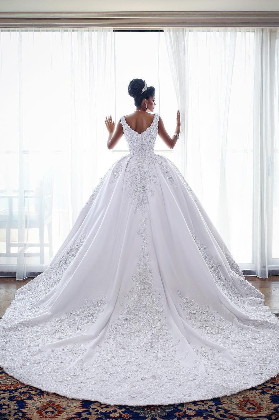 Hier können Sie Luxus Weiße Brautkleider Mit Spitze Online bei babyonlinedress.de. kaufen. Prinzessin Hochzeitskleider Online für Sie zur Hochzeit mit nach maße anfertigen service.