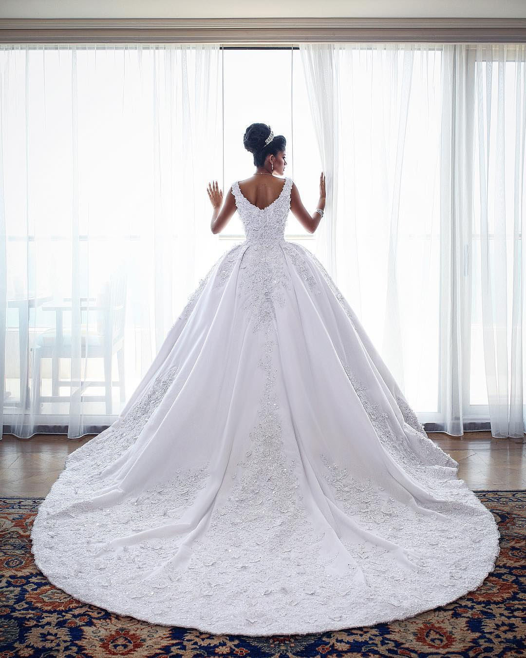 Hier können Sie Luxus Weiße Brautkleider Mit Spitze Online bei babyonlinedress.de. kaufen. Prinzessin Hochzeitskleider Online für Sie zur Hochzeit mit nach maße anfertigen service.