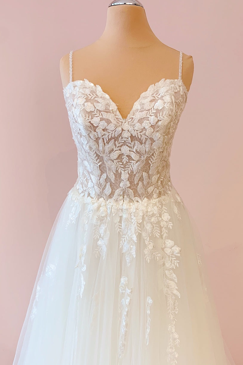 Finden Sie Weiße Hochzeitskleider A Linie online bei babyonlinedress.de. Brautkleider mit Spitze aus Tüll zur Hochzeit gehen.