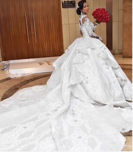 Laden Sie das Bild in den Galerie-Viewer, Hier können sie Luxus Brautkleider Mit Ärmel online bei babyonlinedress.de kaufen. Hochzeitskleider Prinzessin mit Schleppe für Sie zur Hochzeit mit hocher Qualität online.

