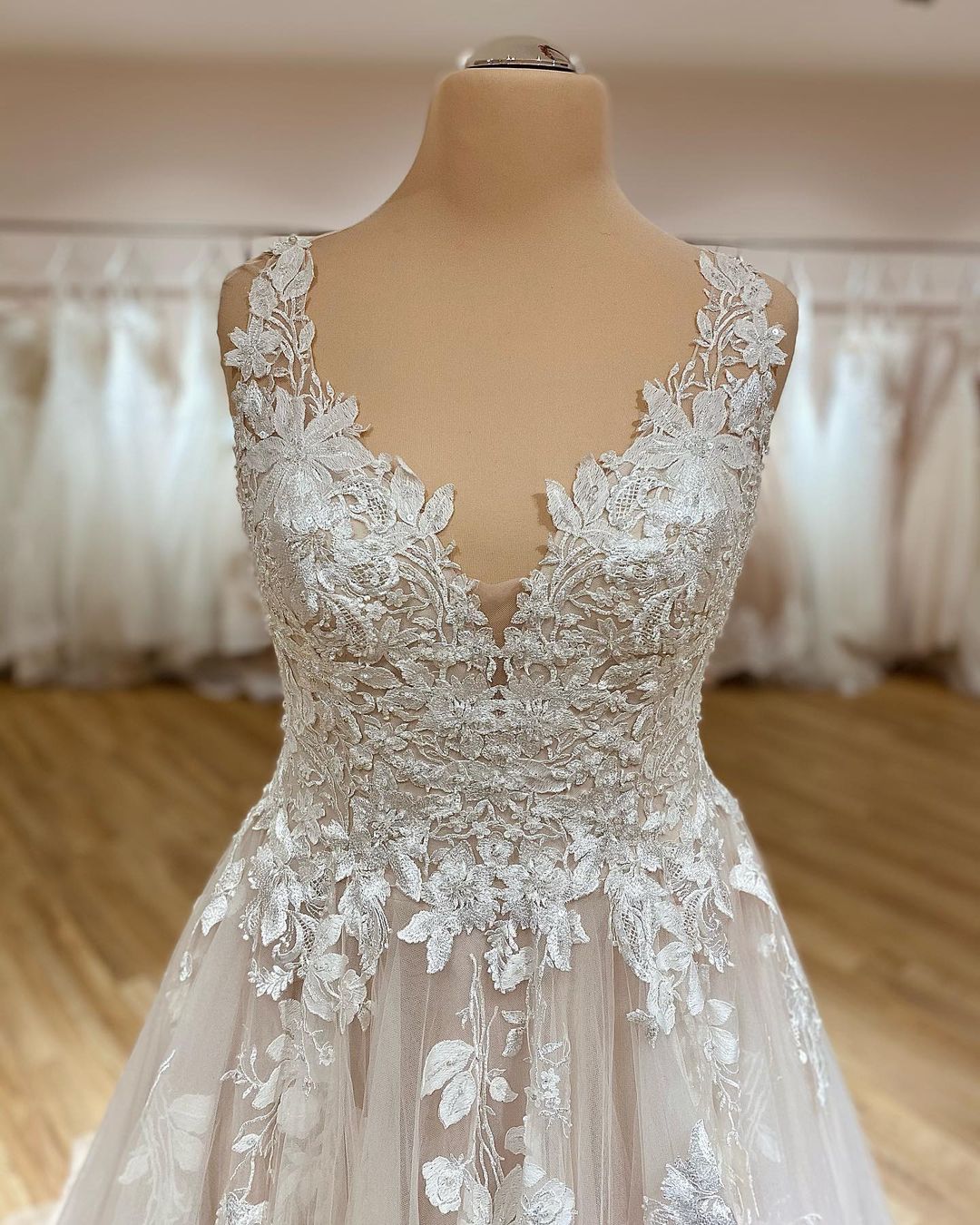 Finden Sie Schlichtes Brautkleid V Ausschnitt online bei babyonlinedress.de. Hochzeitskleider Spitze maßgeschneidet online kaufen.