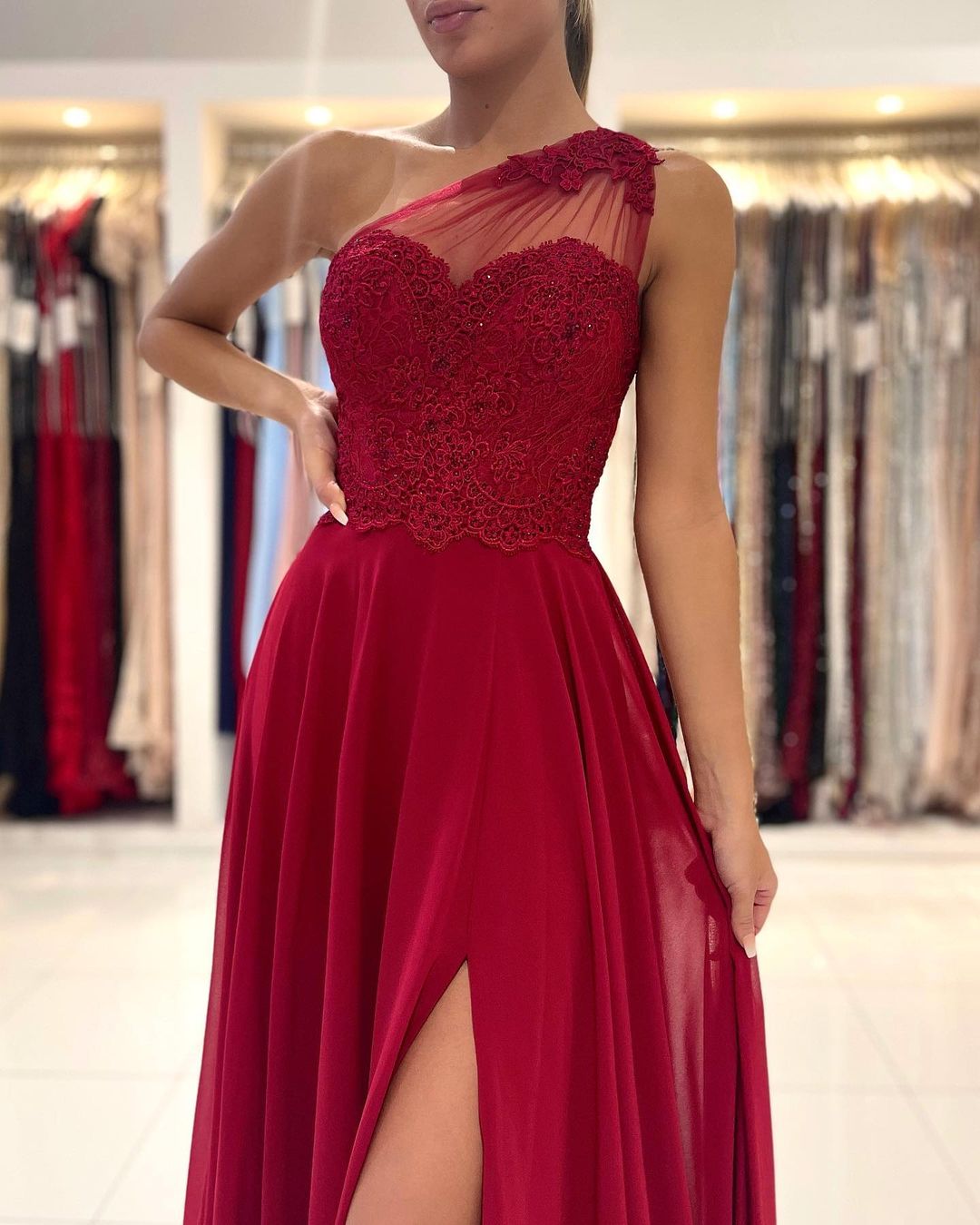 Kaufen Sie bei Thekleid.de Rote Abendkleider mit Spitze online. Abiballkleider Lang Günstig aus chiffon zum abiball gehen.