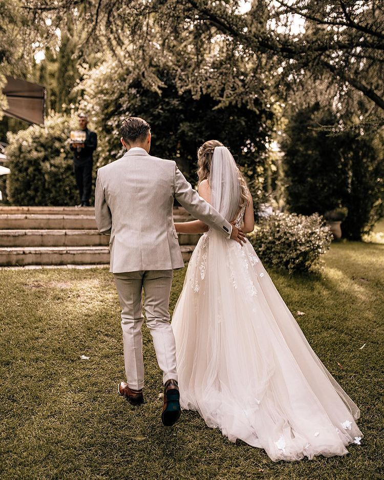 Babyonlinedress.de bietet Große Auswahl von Elegante Bruatkleid V Ausschnitt online. Hochzeitskleider  A Linie Spitze aus Tüll zur Hochzeit gehen.