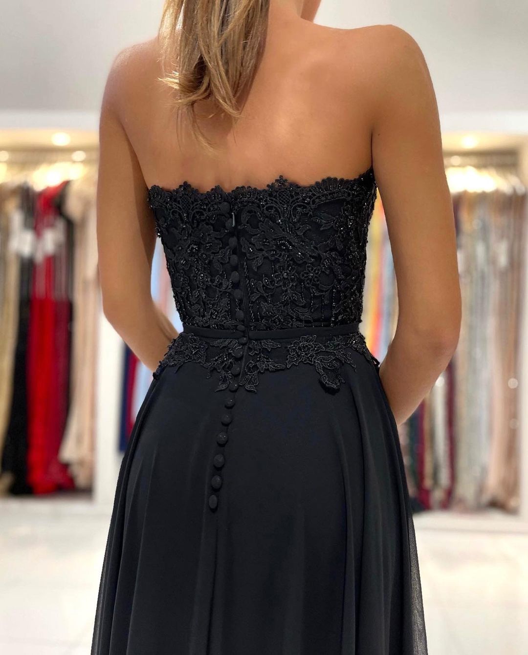 Hier können Sie Schlichte Abendkleider Lang Schwarz online bei Thekleid.de suchen. Abiballkleider mit Spitze nach maß aus chiffon zum abiball gehen.