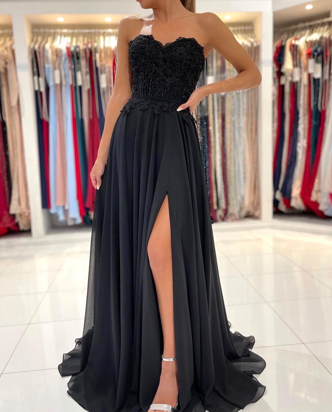 Hier können Sie Schlichte Abendkleider Lang Schwarz online bei Thekleid.de suchen. Abiballkleider mit Spitze nach maß aus chiffon zum abiball gehen.