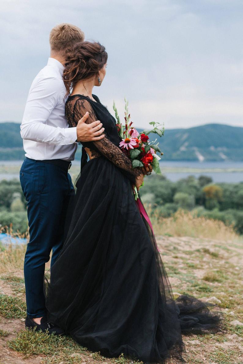 babyonlinedress.de bietet Große Auswahl von Schlichte Brautkleid Schwarz mit Ärmel an. Hochzeitskleider mit Spitze für Sie zur Hochzeit gehen.