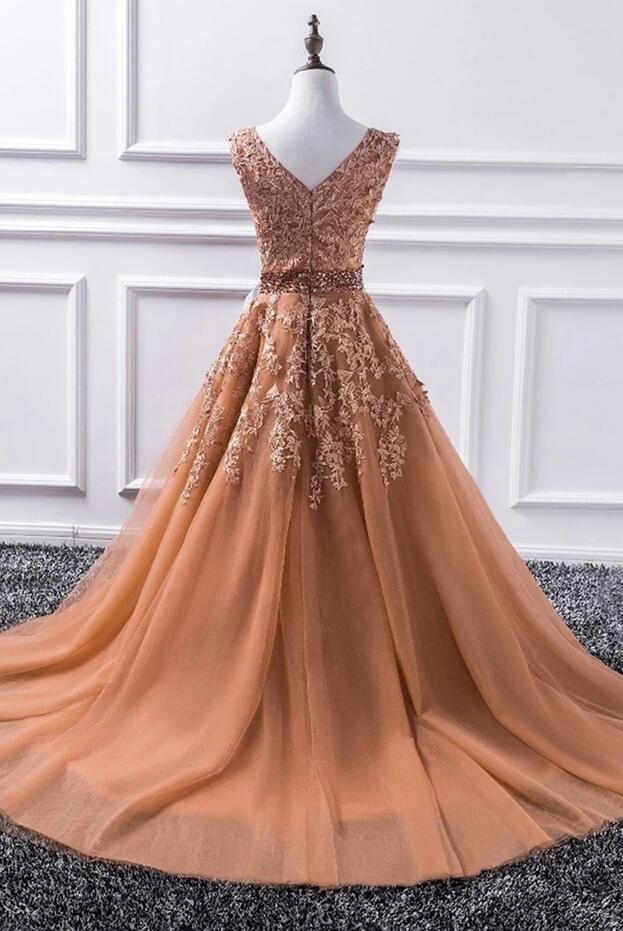 Finden Sie Elegante Abendkleid Lang V Ausschnitt online bei Thekleid.de. Ballkleider mit Spitze für Sie maß geschneidert kaufen.