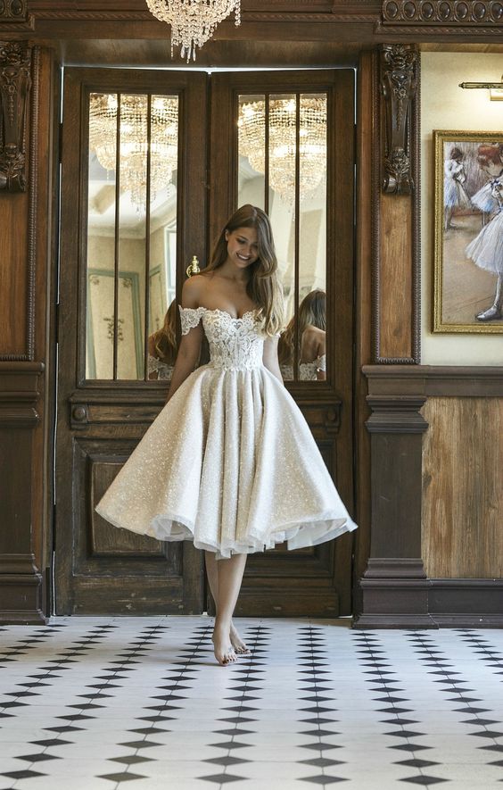Kaufen Sie kurze Brautkleider A Linie Glitzer online bei babyonlinedress.de. Hochzeitskleider Mit Spitze für Sie maß geschneidert kaufen.