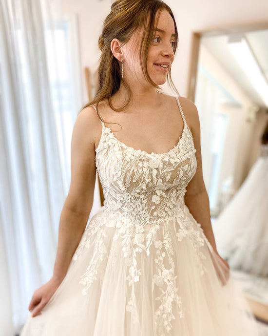 Suchen Sie Schlichtes Brautkleid Mit Spitze online bei babyonlinedress.de. Tüll Hochzeitskleider A Linie maß geschneidert kaufen.