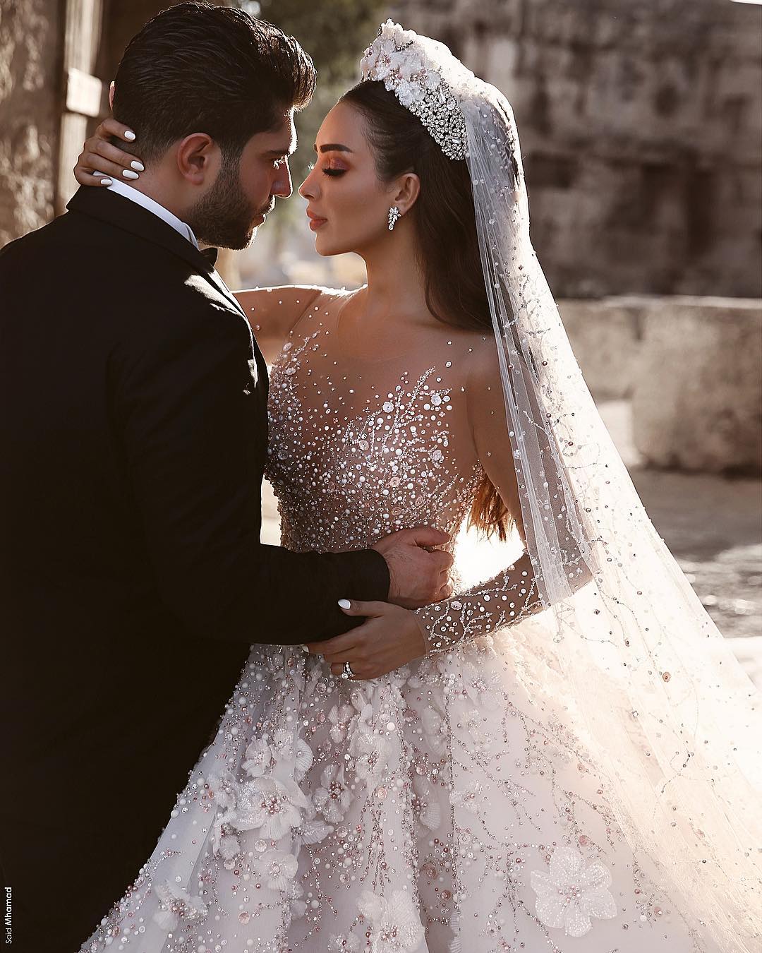 Hier können Sie Luxus Brautkleider Mit Ärmel online bei babyonlinedress.de. A Linie Spitze Hochzeitskleider Kristal für Sie zur Hochzeit.