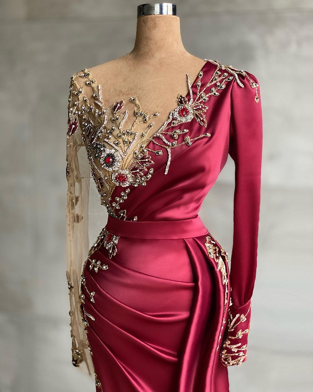 Hier können Sie Rotes Abendkleid Lang online bei Thekleid.de kaufen. Abiballkleider mit Ärmel mit hocher qualität bekommen.
